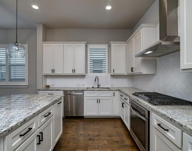 218 Wimberly Street - Photo Thumbnail 7