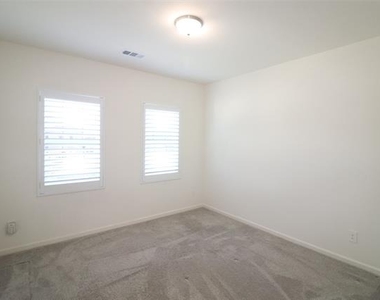 736 Richmond Drive - Photo Thumbnail 4