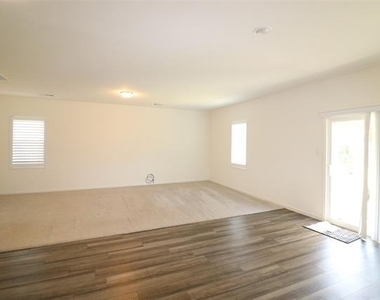 736 Richmond Drive - Photo Thumbnail 18