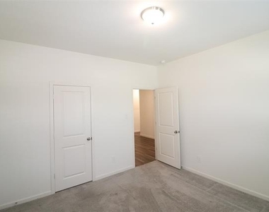 736 Richmond Drive - Photo Thumbnail 5