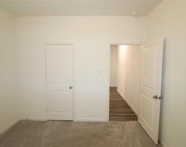 736 Richmond Drive - Photo Thumbnail 13