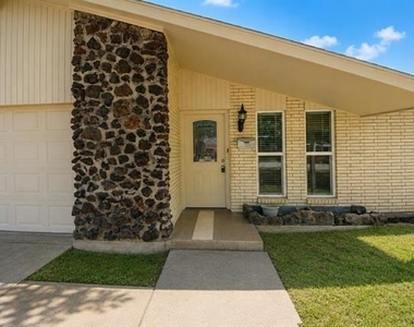 4709 Fair Park Boulevard - Photo Thumbnail 3