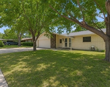 4709 Fair Park Boulevard - Photo Thumbnail 2