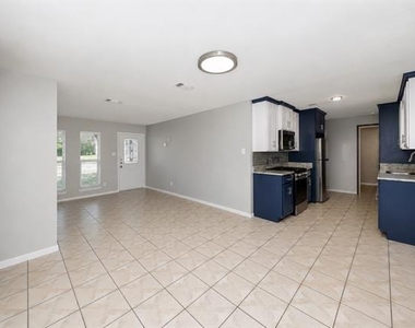 4709 Fair Park Boulevard - Photo Thumbnail 4