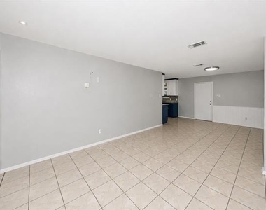 4709 Fair Park Boulevard - Photo Thumbnail 8