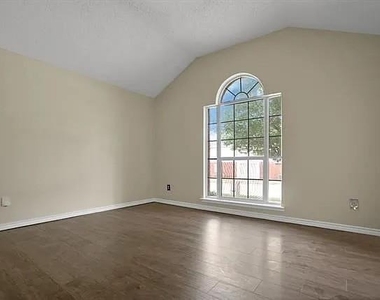 827 Cornell Lane - Photo Thumbnail 4