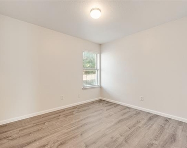 7437 Diamond Springs Trail - Photo Thumbnail 10