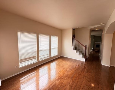 106 Constitution Drive - Photo Thumbnail 2