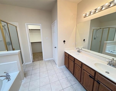 106 Constitution Drive - Photo Thumbnail 12