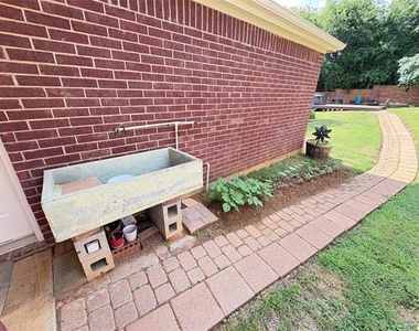 106 Constitution Drive - Photo Thumbnail 23