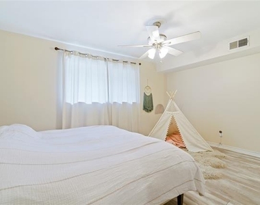 7707 Meadow Park Drive - Photo Thumbnail 12