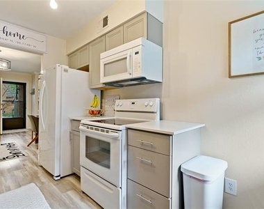 7707 Meadow Park Drive - Photo Thumbnail 8