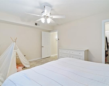 7707 Meadow Park Drive - Photo Thumbnail 14