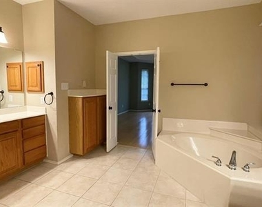 2712 Oakland Hills Drive - Photo Thumbnail 9