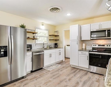 230 Davis Avenue - Photo Thumbnail 4