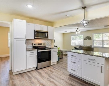 230 Davis Avenue - Photo Thumbnail 6