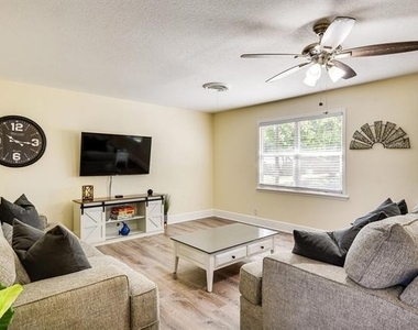 230 Davis Avenue - Photo Thumbnail 9