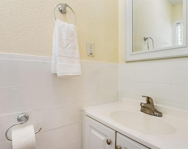 230 Davis Avenue - Photo Thumbnail 21