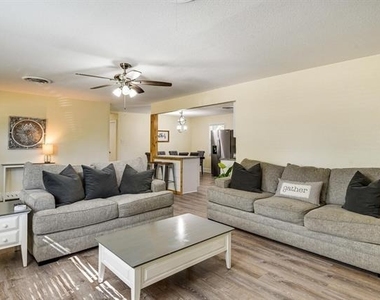 230 Davis Avenue - Photo Thumbnail 8