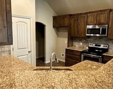 1409 Lauren Lane - Photo Thumbnail 4
