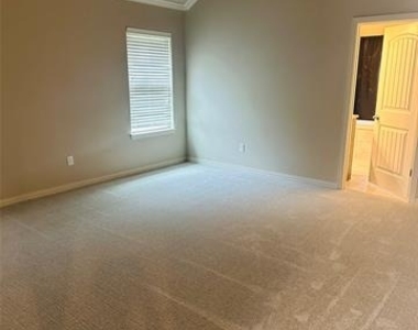 1409 Lauren Lane - Photo Thumbnail 5