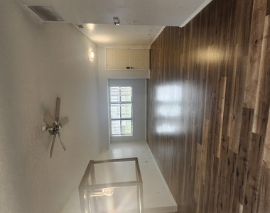 805 Se Cavern Avenue - Photo Thumbnail 2