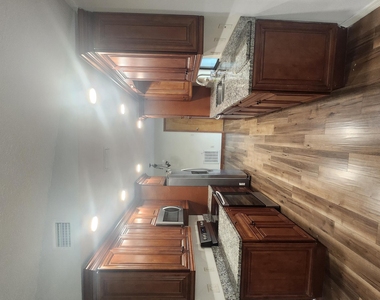 805 Se Cavern Avenue - Photo Thumbnail 3