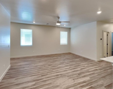 3815 N Divis Avenue - Photo Thumbnail 4