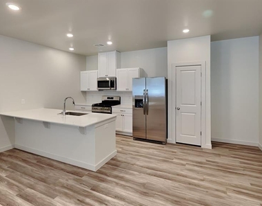 3815 N Divis Avenue - Photo Thumbnail 5