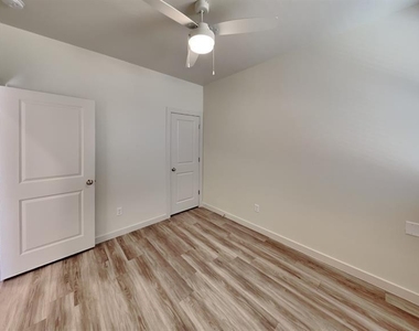 3815 N Divis Avenue - Photo Thumbnail 16