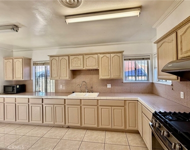 1712 Walnut St - Photo Thumbnail 5
