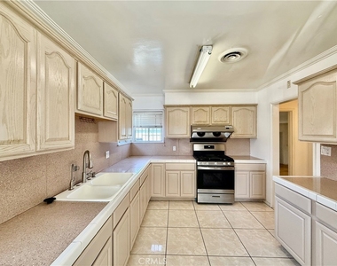 1712 Walnut St - Photo Thumbnail 4