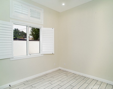 13310 1/2 Glenoaks Boulevard - Photo Thumbnail 25