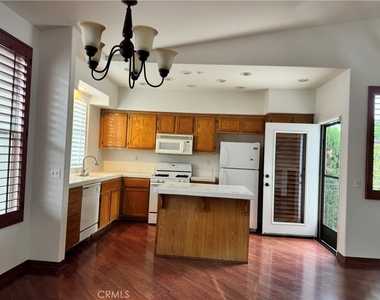 606 Larkridge - Photo Thumbnail 2