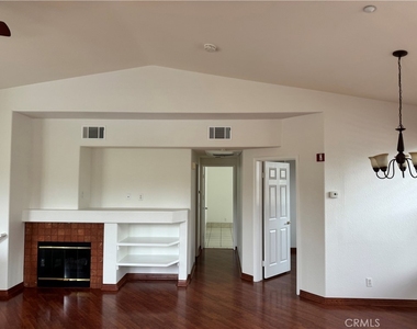 606 Larkridge - Photo Thumbnail 3