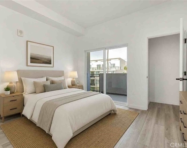 14810 Delano Street - Photo Thumbnail 3
