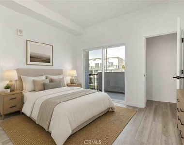 14810 Delano Street - Photo Thumbnail 2