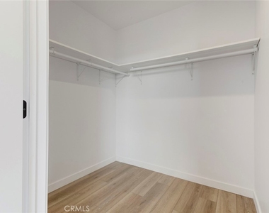 14810 Delano Street - Photo Thumbnail 4