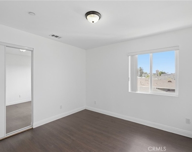5017 Halldale Avenue - Photo Thumbnail 12