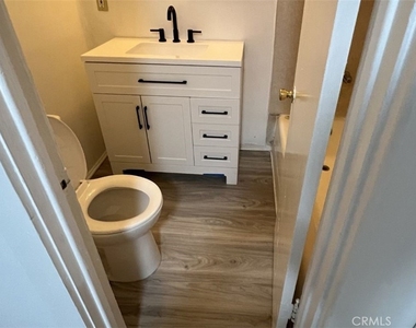 1007 E Maple St - Photo Thumbnail 6