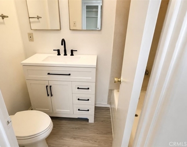 1007 E Maple St - Photo Thumbnail 2