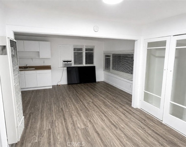 1007 E Maple St - Photo Thumbnail 4