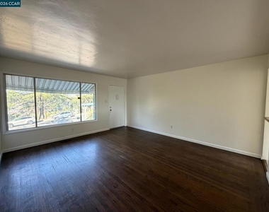 551 5th St - Photo Thumbnail 3