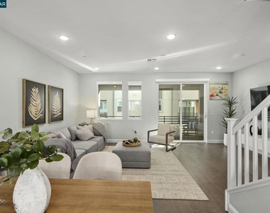 3923 Meridian St - Photo Thumbnail 7