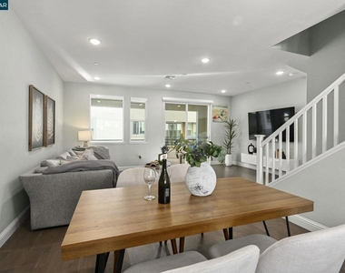3923 Meridian St - Photo Thumbnail 16