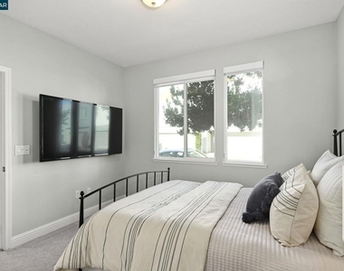 3923 Meridian St - Photo Thumbnail 4
