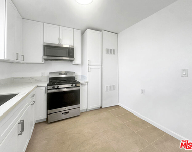 211 E 81st Street - Photo Thumbnail 4