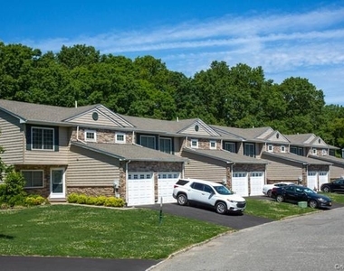 405 Townhouse Drive - Photo Thumbnail 6