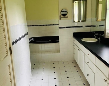 4046 Elizabeth Lane - Photo Thumbnail 15