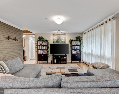 9920 Pinehurst Avenue - Photo Thumbnail 14